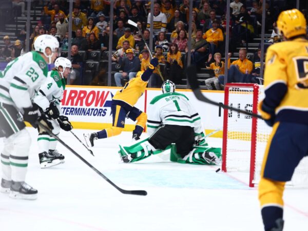 Steven Stamkos festeja sobre el hielo tras batir a Casey DeSmith en la victoria de Nashville Predators ante Dallas Stars