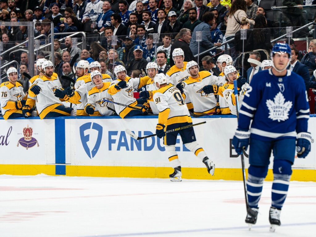 Steven Stamkos patina hacia la banca para chocar los guantes con sus compañeros tras anotar