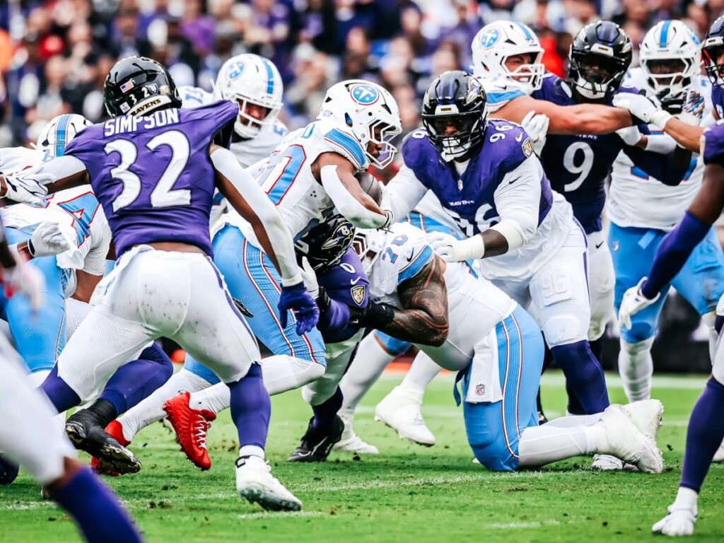 Tony Pollard busca el hueco con el ovoide asegurado en la derrota de Tennessee Titans ante Baltimore Ravens