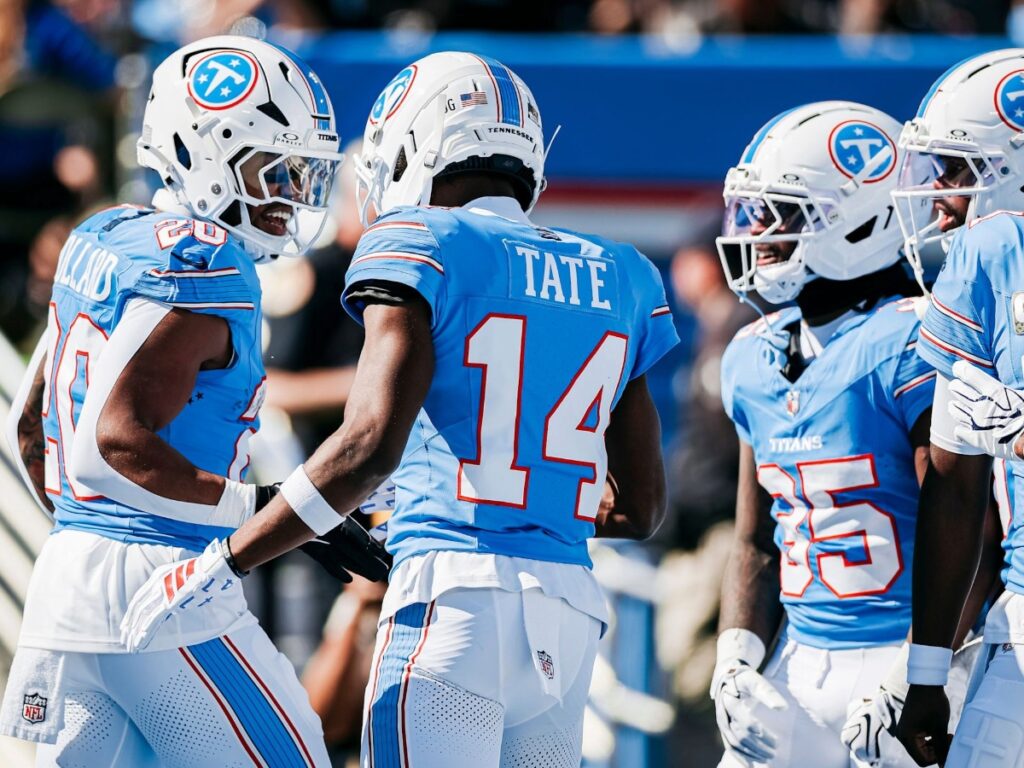 Tony Pollard celebra con Carnell Tate tras anotar en la derrota de Tennessee Titans ante Browns
