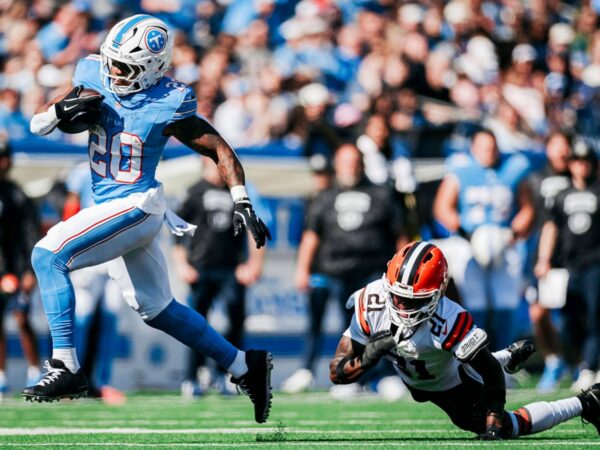 Tony Pollard se escapa a velocidad hacia las diagonales en la derrota de Tennessee Titans ante Browns