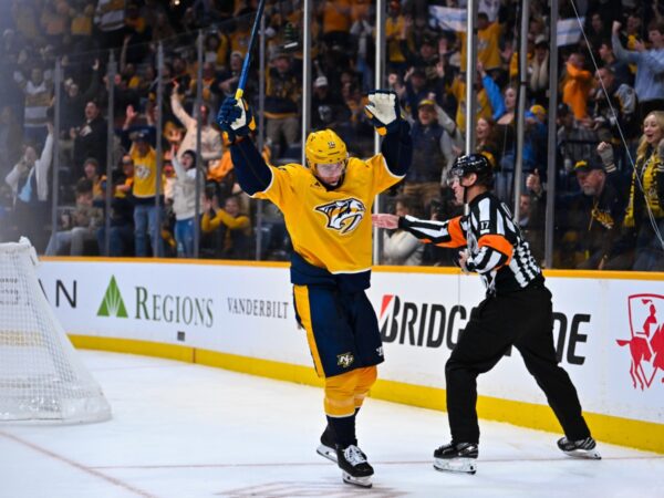 Jonathan Marchessault celebra con los brazos en alto tras anotar de penal en el contundente triunfo de Nashville Predators ante Blues
