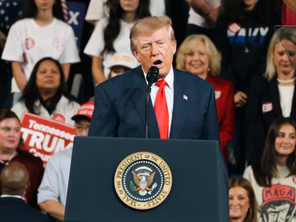Donald Trump habla desde el podio presidencial durante su discurso en Clarksville, Tennessee, el 10 de octubre de 2026.