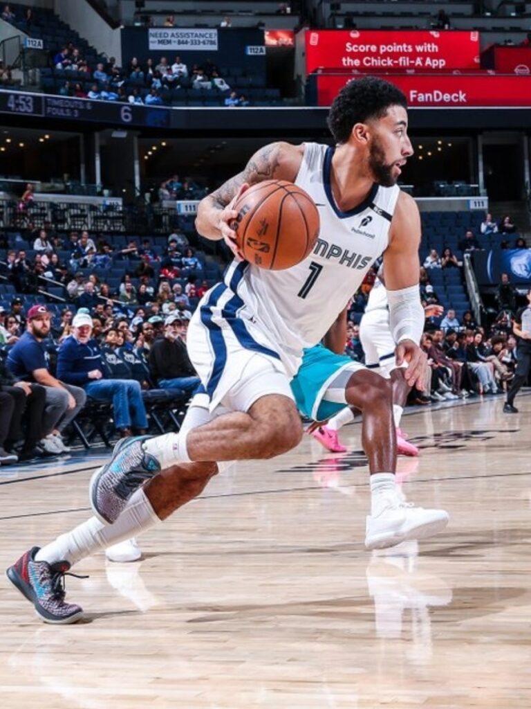 Ty Jerome avanza en velocidad con el balón en el triunfo de Memphis Grizzlies ante Hornets