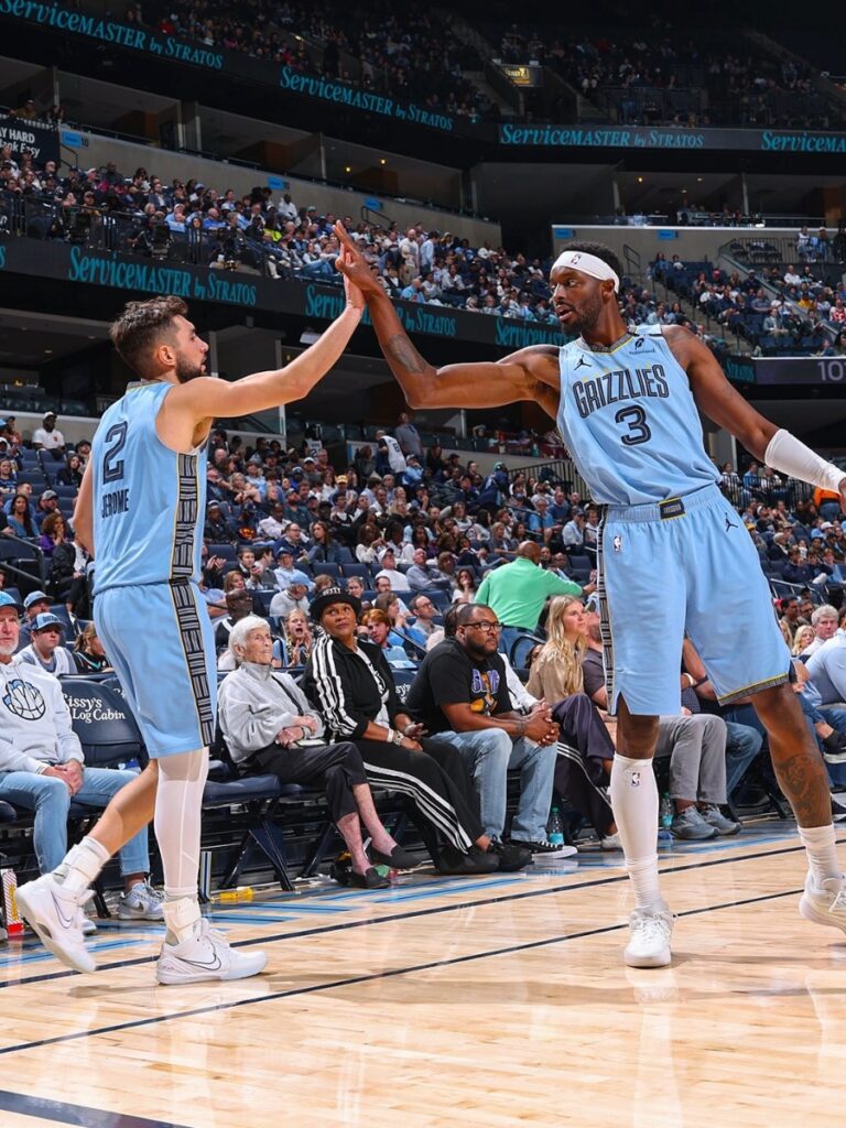 Ty Jerome choca las manos con Jerami Grant en el categórico triunfo de Memphis Grizzlies ante Utah Jazz