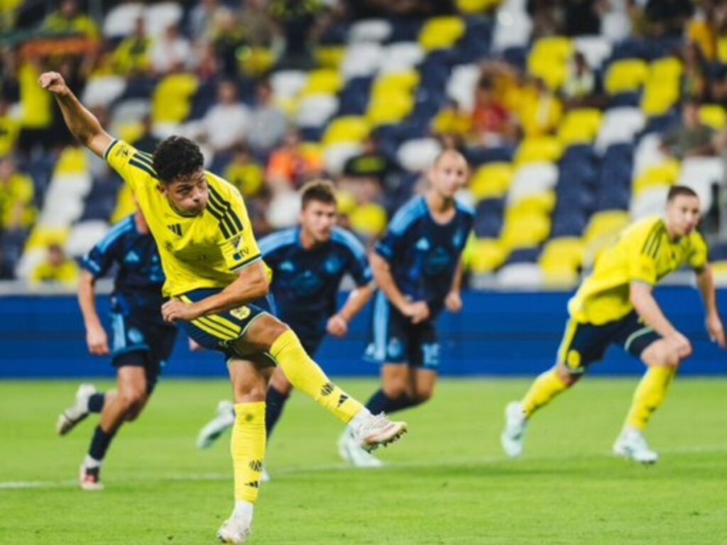 Warren Madrigal ejecuta con potencia el cobro penal en la goleada de Nashville SC ante Sporting Kansas City