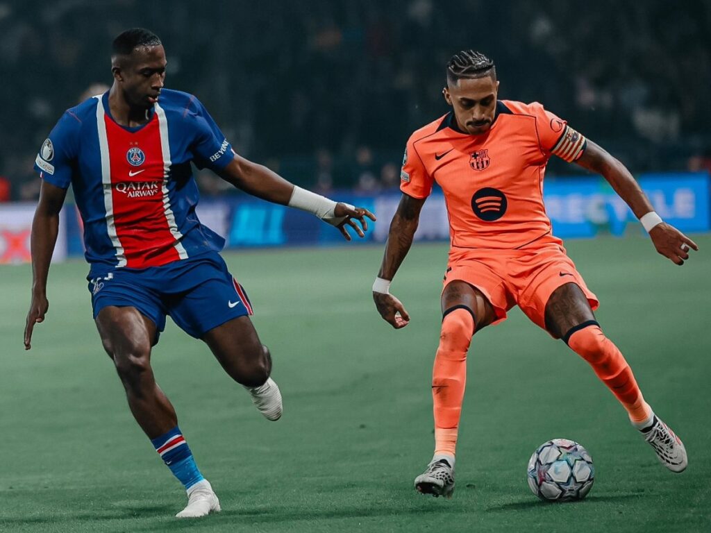Willian Pacho disputa la posesión frente al regate de Raphinha en la banda